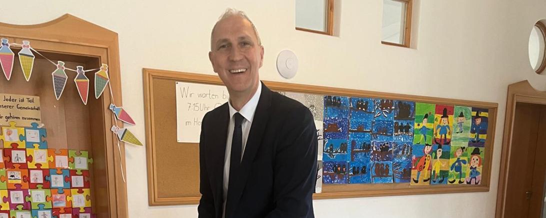 Christoph Schmid bei seiner Stimmabgabe.