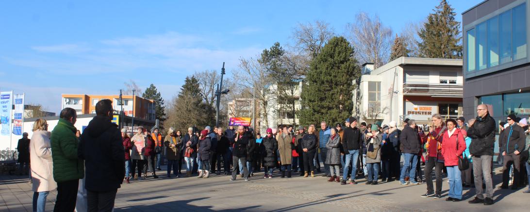 Gut 250 Menschen demonstrieren auf dem Platz der Begegnung in Donauwörth. 
