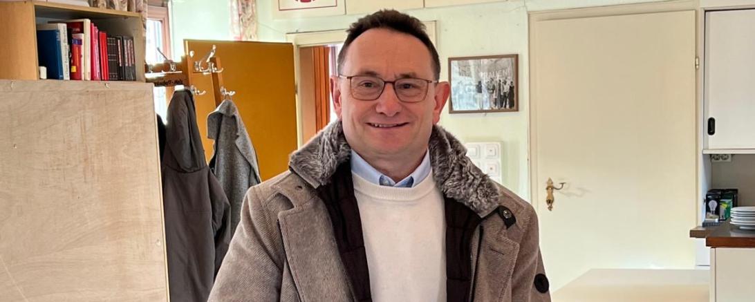 Ulrich Lange bei seiner Stimmabgabe.