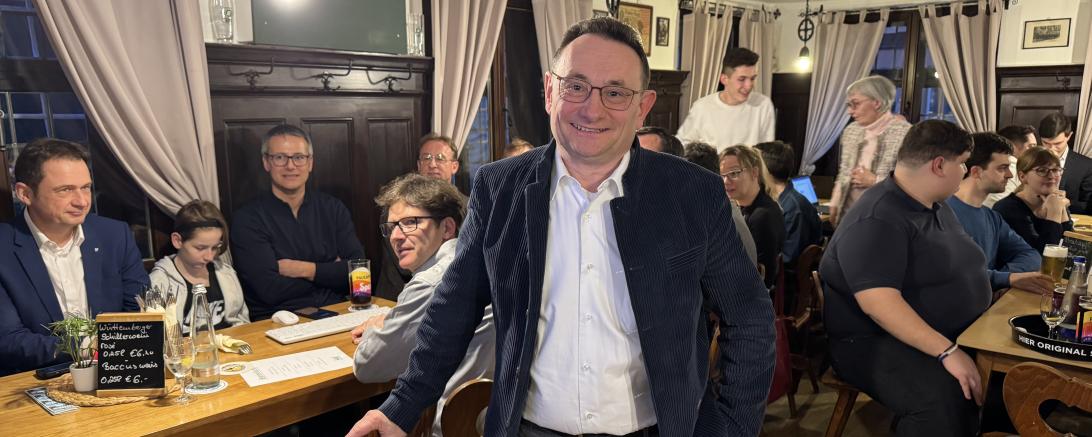 Ulrich Lange bei der Verkündung der ersten Hochrechnungen.