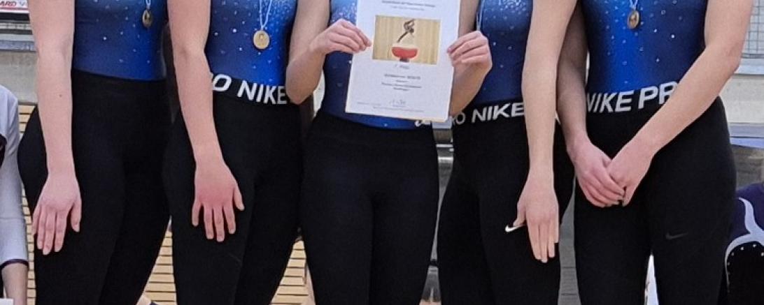 Mädchen mit Urkunden