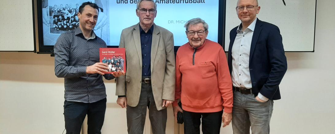 Menschen vor einer Leinwand die einen Vortrag geben