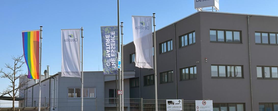 Regenbogenflagge weht vor dem Nördlinger Werk.