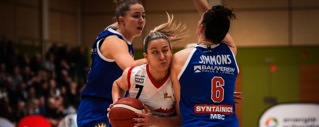 Frauen die basketball spielen