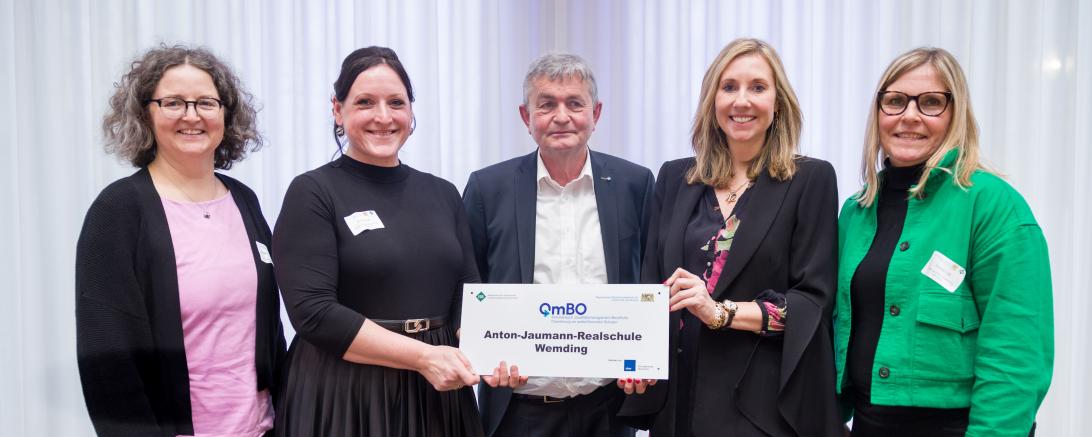 von links Schulleiterin Alexandra Waschner-Probst, Koordinatorin des Schulversuchs in Wemding Eva Burzler, Hauptgeschäftsführer der vbw Bertram Brossardt, Kultusministerin Anna Stolz, Konrektorin Sandra Lüftl
