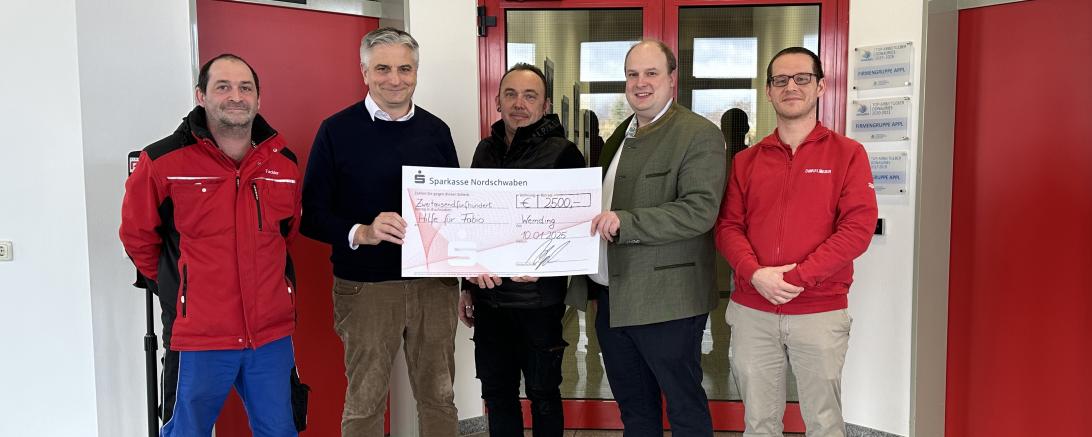 Das Bild zeigt die Spendenübergabe der Firmengruppe APPL