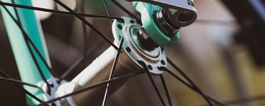 Fahrradreifen mit Speiche und Rahmen