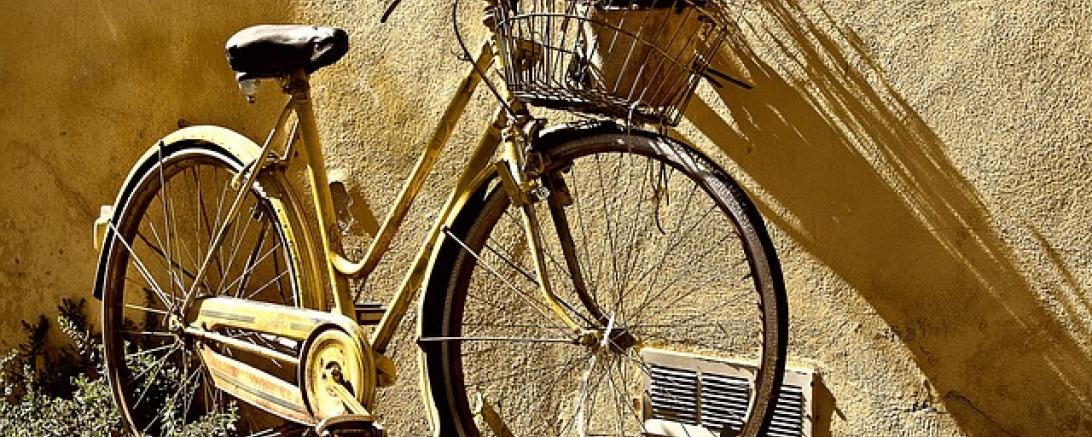 ein gelbes Fahrrad an der Wand gelehnt