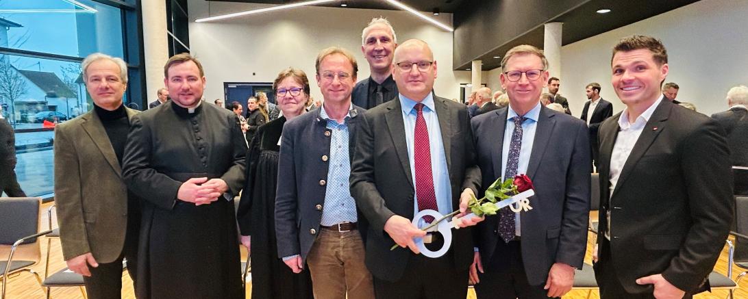 Auf dem Bild zu sehen (von links): Innenarchitekt Sebastian Berz, Pfarrer Markus Lidel, Pfarrerin Elke Dollinger, MdL Wolfgang Fackler, MdB Christoph Schmid, Bürgermeister von Bäumenheim Martin Paninka, Landrat Stefan Rößle und Bauträger Ulrich Reitenberger. 