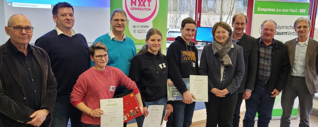 v.l. Gerhard Weiß Schulleiter, Erhard Würth AELF, Jennifer Konle 2. Platz, Michael Stiller BBV Geschäftsführer, Johanna Sandner 1. Platz, Gregor Schneid 3. Platz, Claudia Marb stellv. Landrätin Donau-Ries, Karlheinz Götz Kreisobmann Donau-Ries, Klaus Beyrer Kreisobmann Dillingen, Joachim Hien stellv. Landrat Dillingen