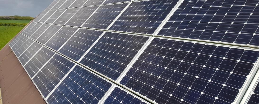 Das Bild zeigt eine PV-Anlage.