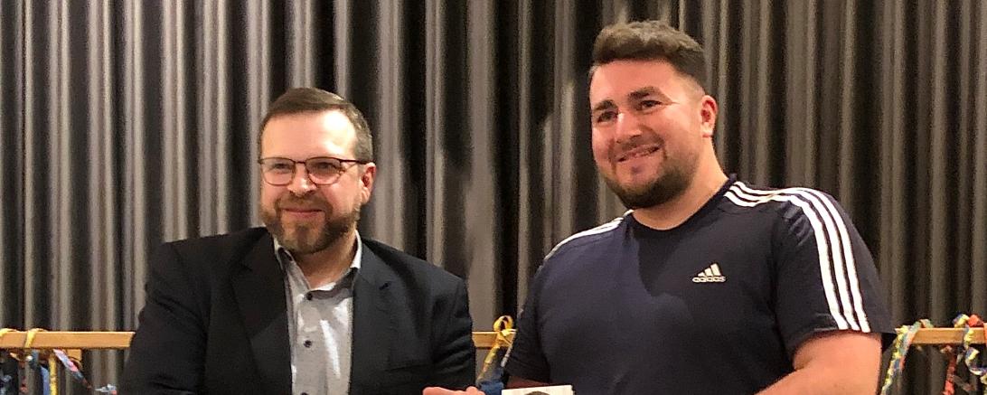 Staffelstabübergabe sowie Übergabe des Grundgesetzes von Wolfgang Stolz (links) an Johannes Amerdinger (rechts).