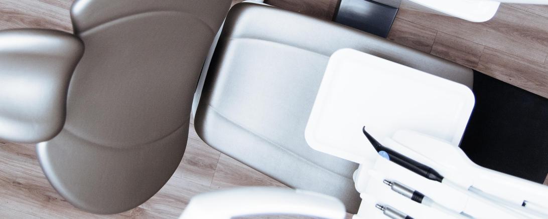 Das Bild zeigt einen Zahnarztstuhl.