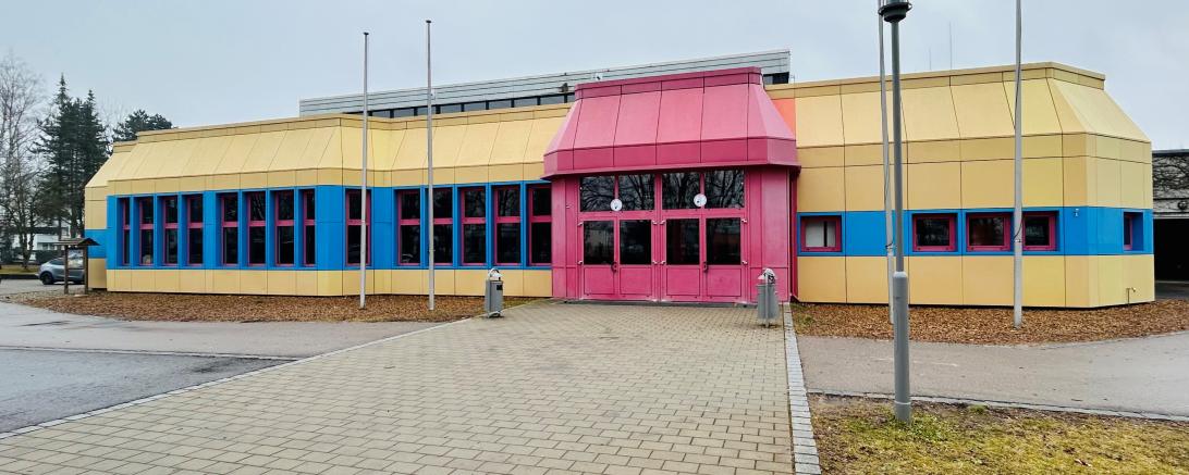 Die Dreifachturnhalle in Rain. 