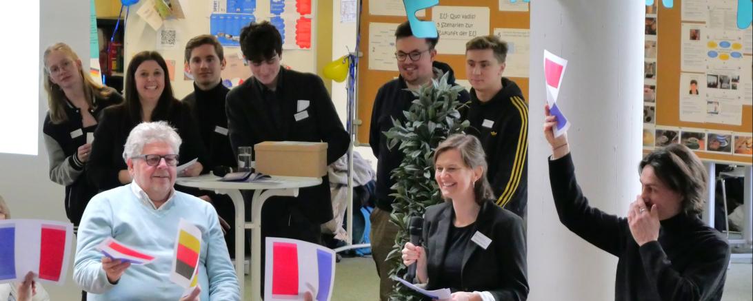 Der Realitätscheck “Wie viel Europa steckt in uns” mit den Gästen Wolfgang Krell (links) und Johannes Wessel-Bothe (rechts) war einer der vielen Highlights am Europatag der AG EPAS (im Hintergrund) unter der Leitung von Simone Götz (hinten zweite von links) und Barbara Heinrich (vorne Mitte).