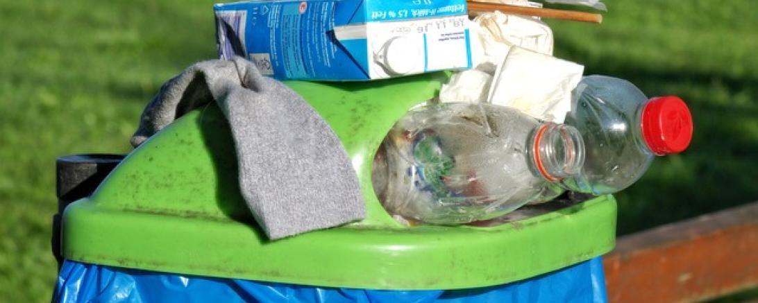 Auf dem Bild ist eine überfüllte Mülltonne zu sehen.