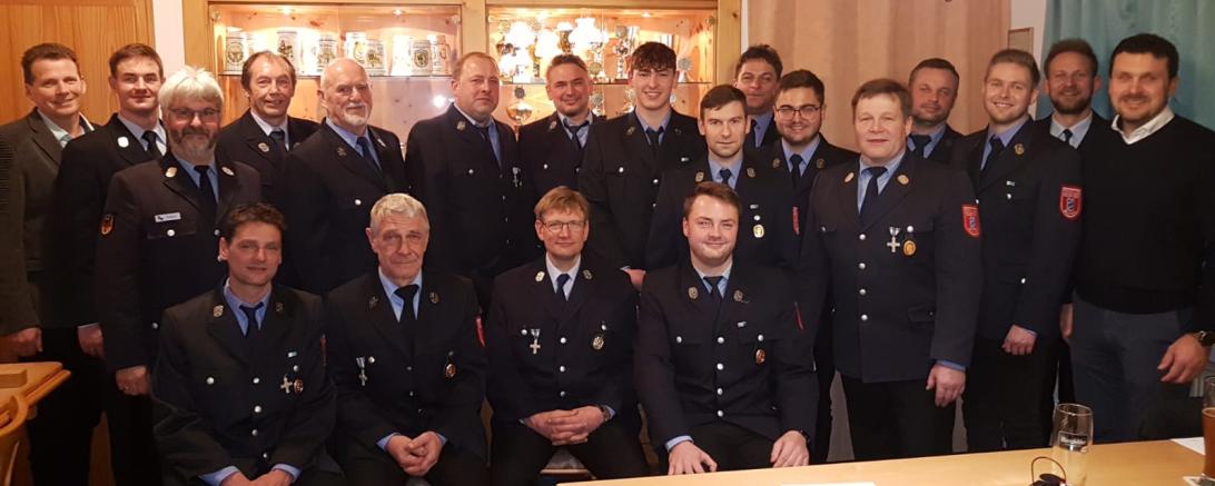 Das Bild zeigt (von links stehend) Feuerwehrreferent Walter Beck, Mario Herbich, KBM Reiner Häfele, Harald Fürnrohr, Heinrich Hertle, Matthias Kaufmann, Matthias Rappl, Simon Löfflad, Timo Gröninger, Hansjörg Beck, Julian Wiedemann, Bernd Schreitmüller, Achim Wiedenmann, Manuel Schreitmüller, Patrick Sonnenleitner, Bürgermeister Christoph Schmidt Christoph.  (Vordere Reihe sitzend) Markus Löfflad, Roland Strauß, Karl-Heinz Wolfinger, Jonas Schön.