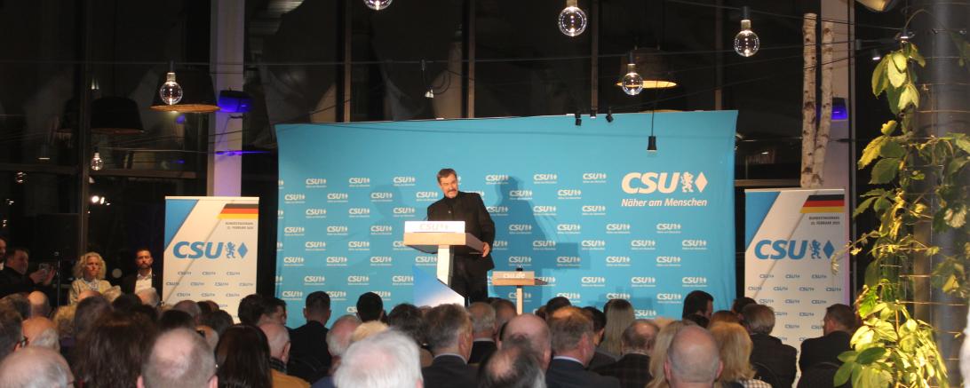 Markus Söder spricht in der vollbesetzten Zott Genusswelt vor über 300 Gästen. 