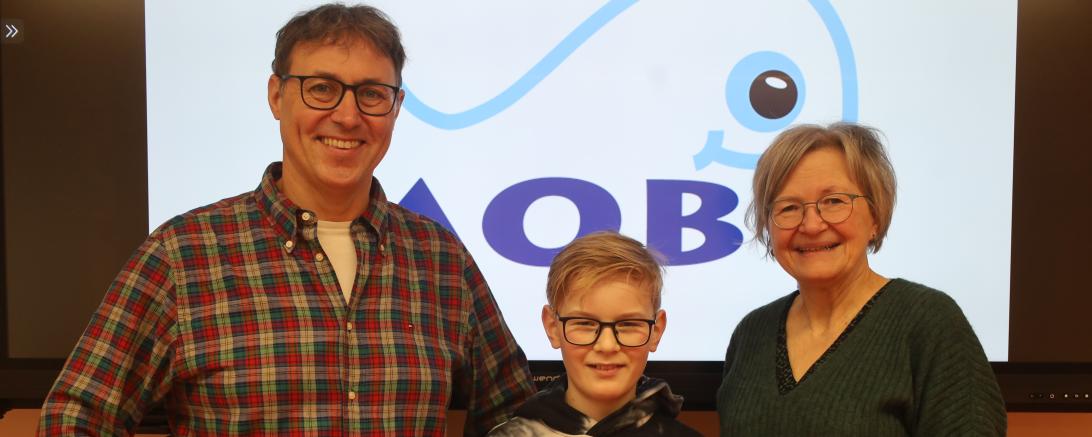 Jürgen Christ, Fachschaftsleiter Mathematik, und Claudia Dahl, stellvertretende Schulleiterin, gratulierten Lasse Geiger zu seinem erfolgreichen Abschneiden bei der Bayerischen Mathematikolympiade und überreichten ihm zur Anerkennung die offiziellen Urkunden.