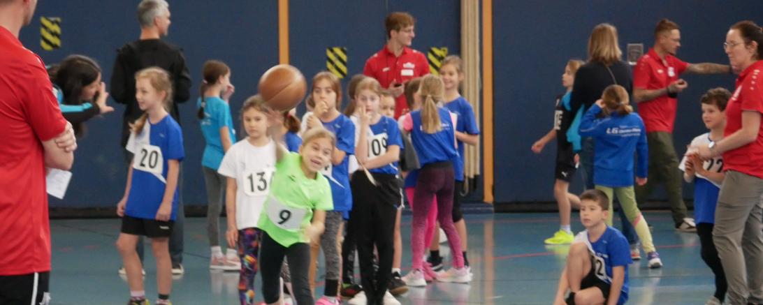 Das Bild zeigt das Medizinballstoßen der U10.
