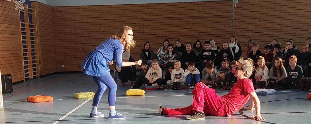 Das Bild zeigt die Theatergruppe EUKITEA