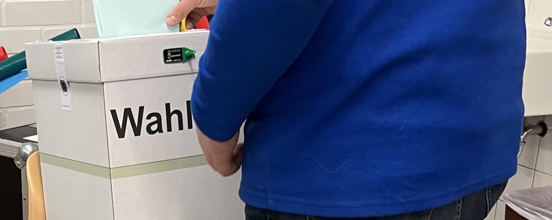 Das Bild zeigt eine Stimmabgabe. 