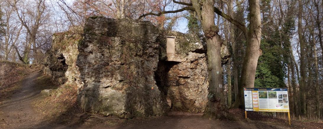 Der Hexenfelsen ist im Riessee entstanden.