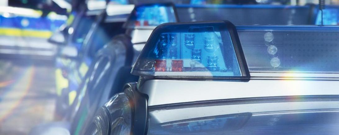 Streifenwägen mit Blaulicht