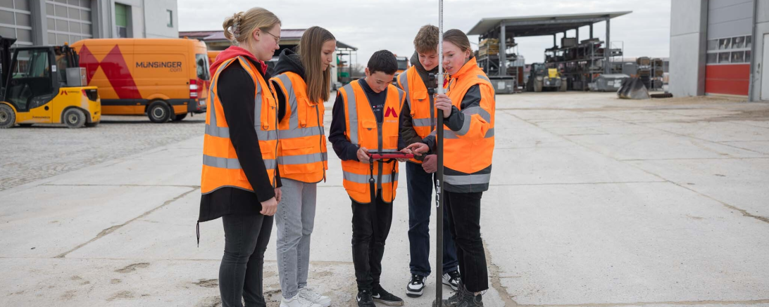 Schülerinnen und Schüler erhalten Praxiseinblicke in die Ausbildungsberufe bei der Firma Münsinger in Tagmersheim