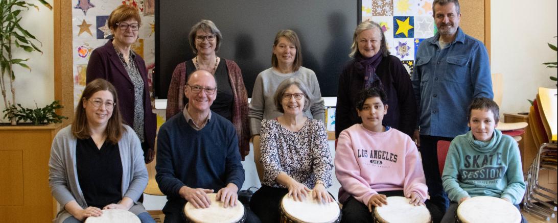 Bei der Spendenübergabe: Vertreterinnen des IFK Reimlingen, Timm Albert (Schulleitung der Hermann-Keßler-Schule), Erwin Seiler (Vorstande des Fördervereins der Hermann-Keßler-Schule), Schüler der Hermann-Keßler-Schule.