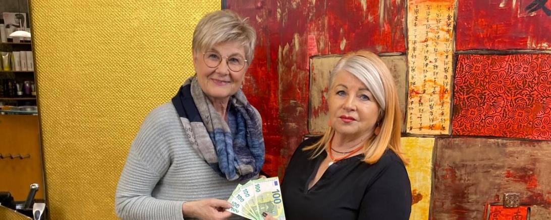 Die Inhaberin des Friseurstudios Prostyle Gertrud Probst in Wemding (rechts im Bild)