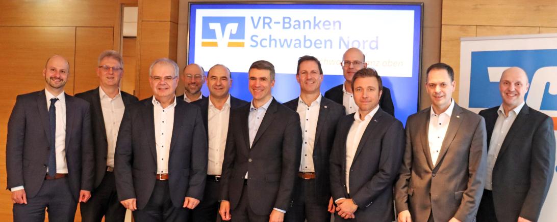 Fordern Bürokratieabbau und mehr Handlungsfähigkeit: Die zehn Vorstände der VR-Banken Schwaben Nord mit GVB-Präsident Stefan Müller (sechster von links).