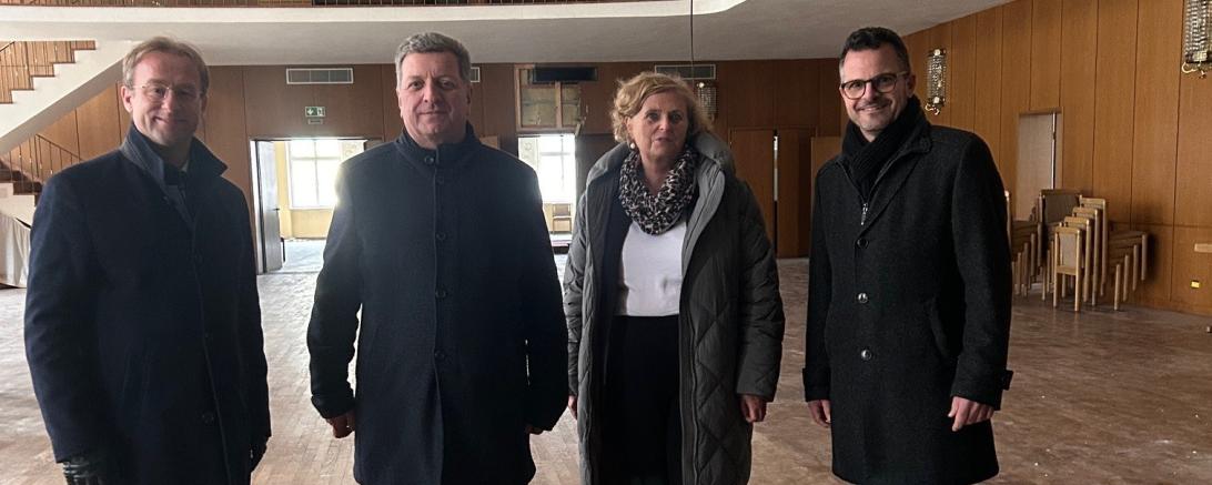 Das Foto zeigt im Tanzhaussaal (von links) MdL Wolfgang Fackler, Staatsminister Christian Bernreiter, Barbara Schretter (Regierung von Schwaben) und Oberbürgermeister Jürgen Sorré.