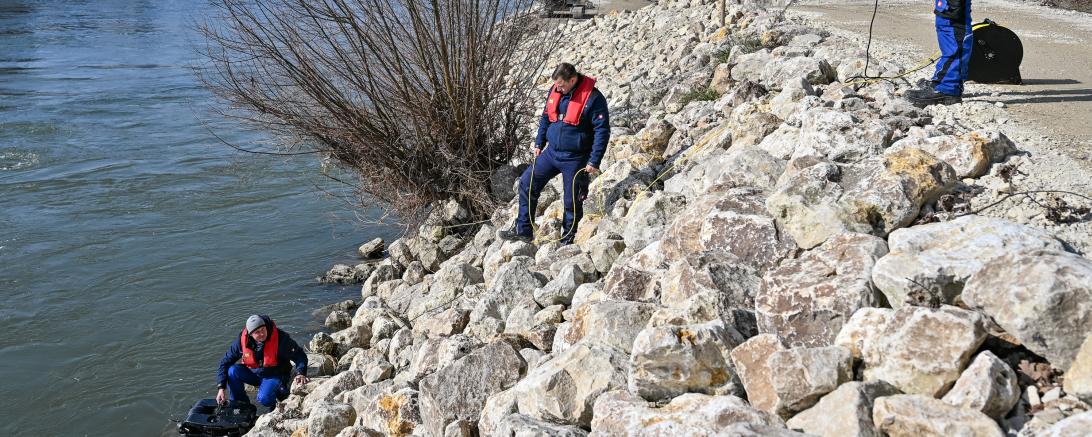 Mit Unterstützung eines Tauchroboters inspizierten die Taucher der LEW beide Uferseiten flussabwärts.