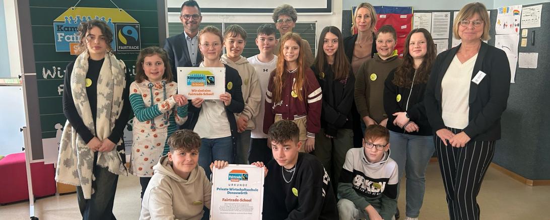 Über die Auszeichnung freute sich gemeinsam mit einem Teil des Projektteams auch (hintere Reihe von links) Donauwörths Oberbürgermeister Jürgen Sorré, Dagmar Kusche (Vorsitzende der Steuergruppe Fairtrade-Stadt Eichstätt und Vorstandsmitglied des Welt-Brücke Eichstätt e.V.), Projektleiterin Stefanie Braun und (ganz rechts im Bild) Schulleiterin Gabriele Braun.  