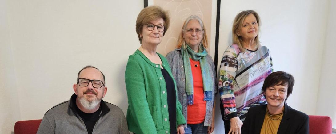 Auf dem Bild zu sehen (von links): Marco Leberle, Firma Heinle Energie & Automationstechnik GmbH; Ursula Kneißl-Eder, Maja Pauer und Traudi Kappeler, Verein Projekt Frauenhaus - Hilfe bei Gewalt an Frauen und Kindern e. V. sowie Gudrun Gebert-Löfflad, Firma Heinle Energie & Automationstechnik GmbH.