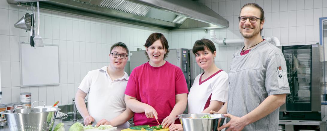 Das Küchenteam in Asbach-Bäumenheim freut sich über die Zertifizierung ihres Lieblingsarbeitsplatzes. 