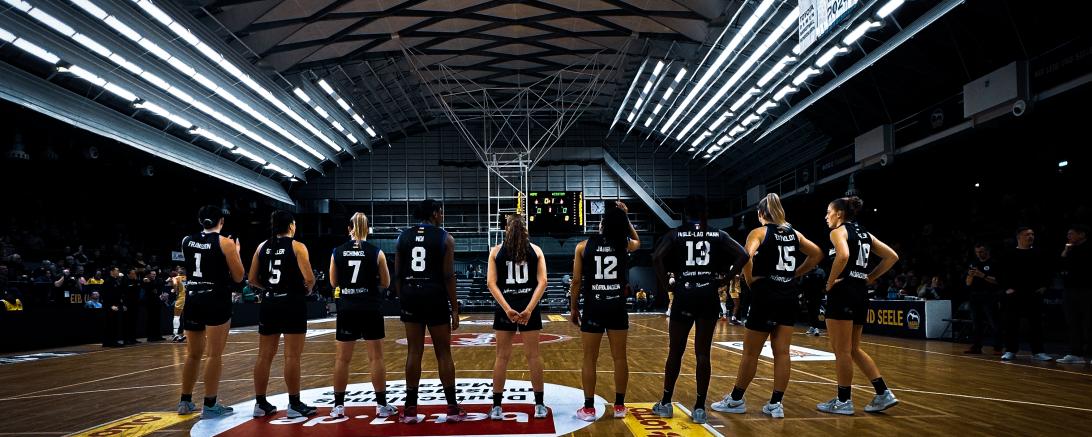 Das Bild zeigt die Spielerinnen. 