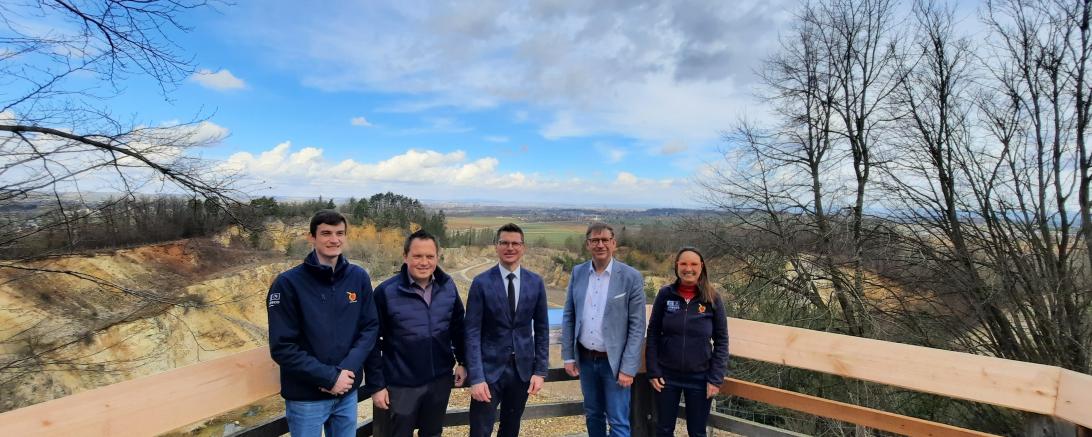 Menschen auf der Aussichtsplattform im Geopark Ries