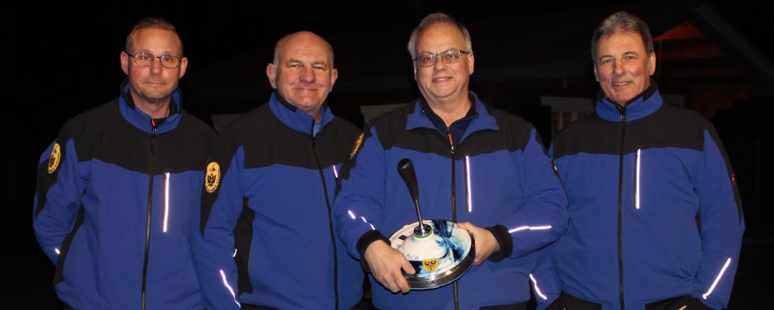 V.l.n.r.: Stefan Karg; Achim Schreiber; Spartenleiter Gerald Zajitschek mit Eisstock und Leonhard Kempter. Es fehlt Peter Stampfer.