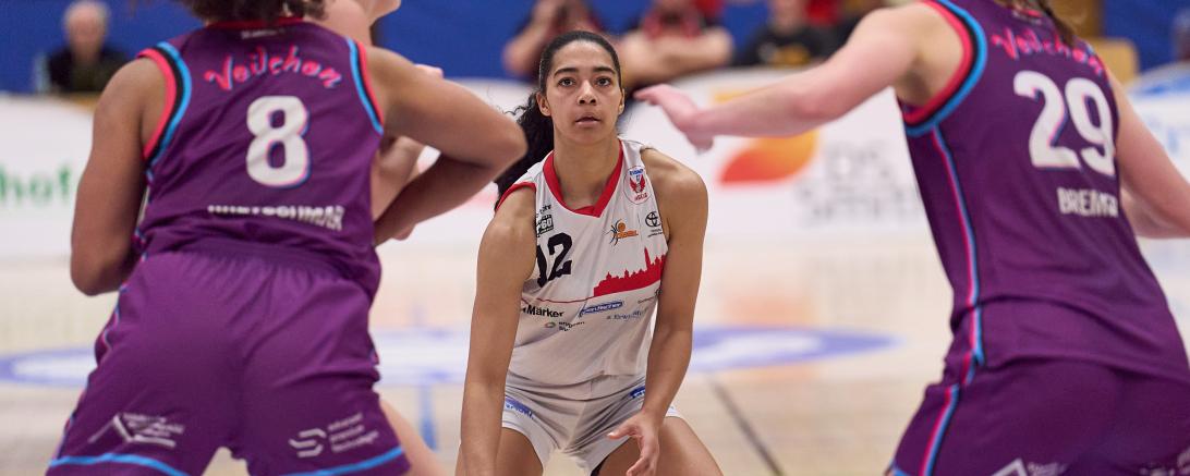 Jayda Janson (hier im Spiel gegen Göttingen) kurz vor einem Dreipunktversuch.