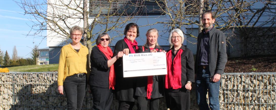Das Foto zeigt die Spendenübergabe an Johannes Beck, Geschäftsführer der Diakonie Donau-Ries, sowie Andrea Maier von der Tagespflege der Johanniter aus Donauwörth und von links die Dekanatsfrauenbeauftragten Christa Steinmeier, Renate Ruf, Renate Kaumeier und Rosa Wersinger, es fehlt Gerda Fuchs.