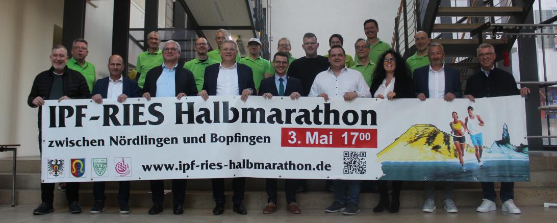 Sowohl die Bürgermeister Dr. Gunter Bühler (Bopfingen/4.v.l.) und David Wittner (Nördlingen/M.) als auch das Organisationsteam und Sponsoren freuen sich auf den 16. Ipf-Ries-Halbmarathon.
