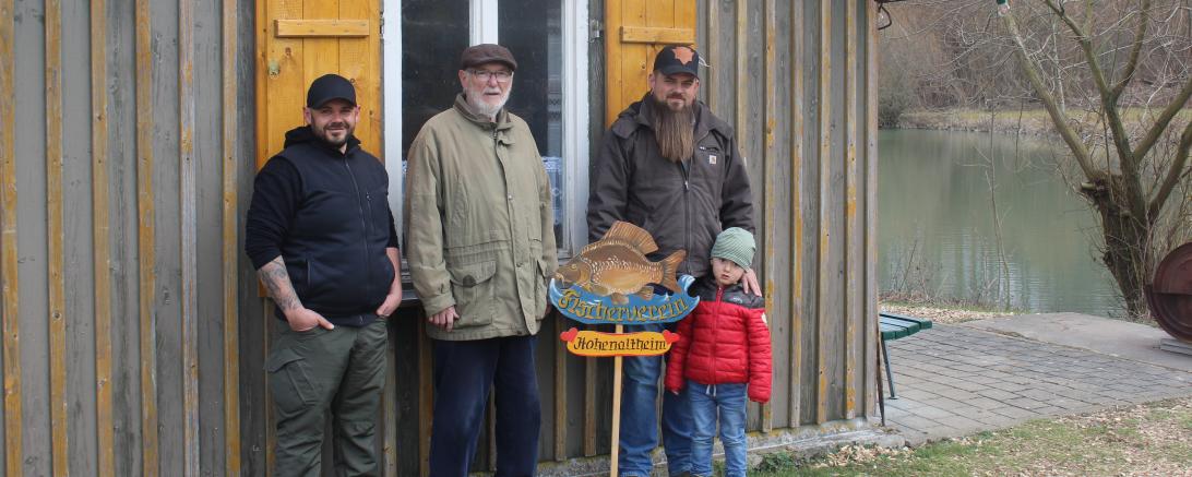 V.l.n.r.: Vereinsvorsitzender Claus Weigel, Ehrenvorstand Manfred Hippmann, Christoph Spreng mit Sohn Vincent.