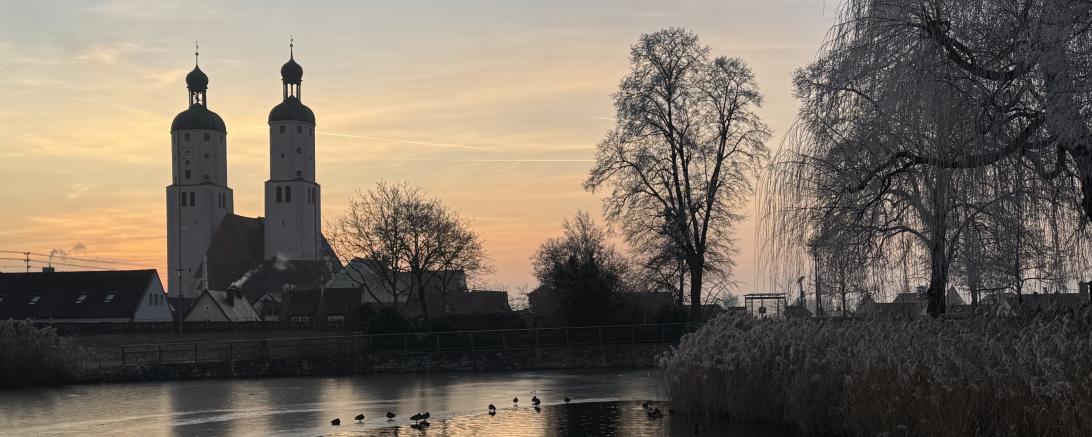 In Wemding bleiben bekannte Bauten wie die Stadtpfarrkirche in der Earth Hour ohne Licht.