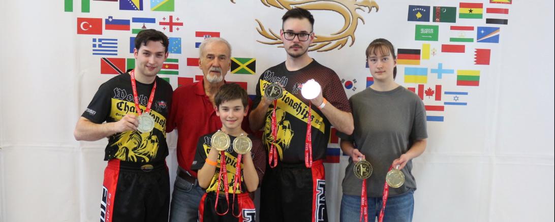 Hier sieht man die Rainer Sportler samt Trainer.