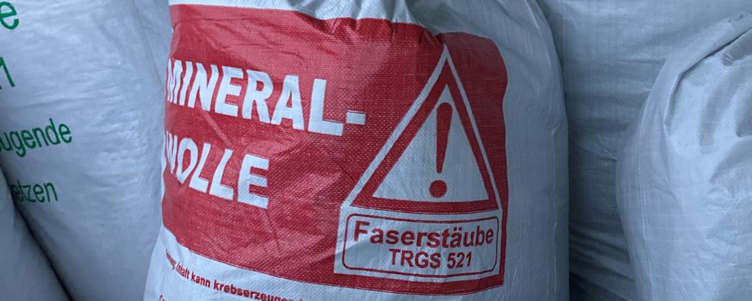 Staub- und luftdicht verpackte Mineralfaser-Abfälle in zertifizierten Säcken.