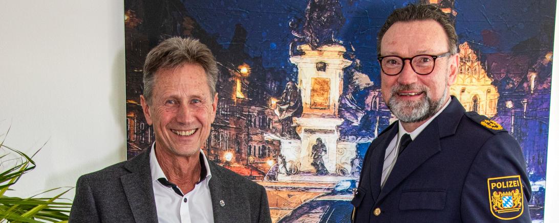 Polizeipräsident Martin Wilhelm (r.) überreicht den Scheck an Martin Obermann.