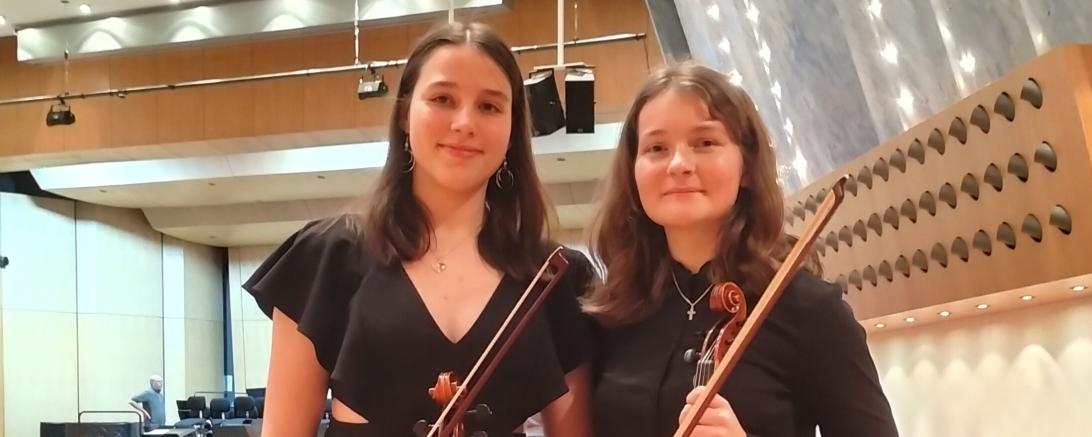 zwei schülerinnen des THG beim Bezirksorchester