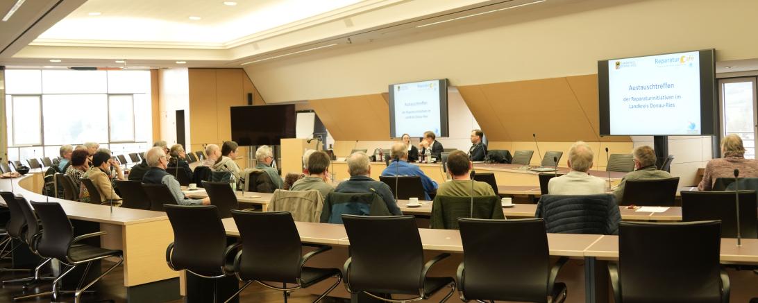 Die Teilnehmenden am Austauschtreffen im Sitzungssaal des Landratsamtes in Donauwörth.
